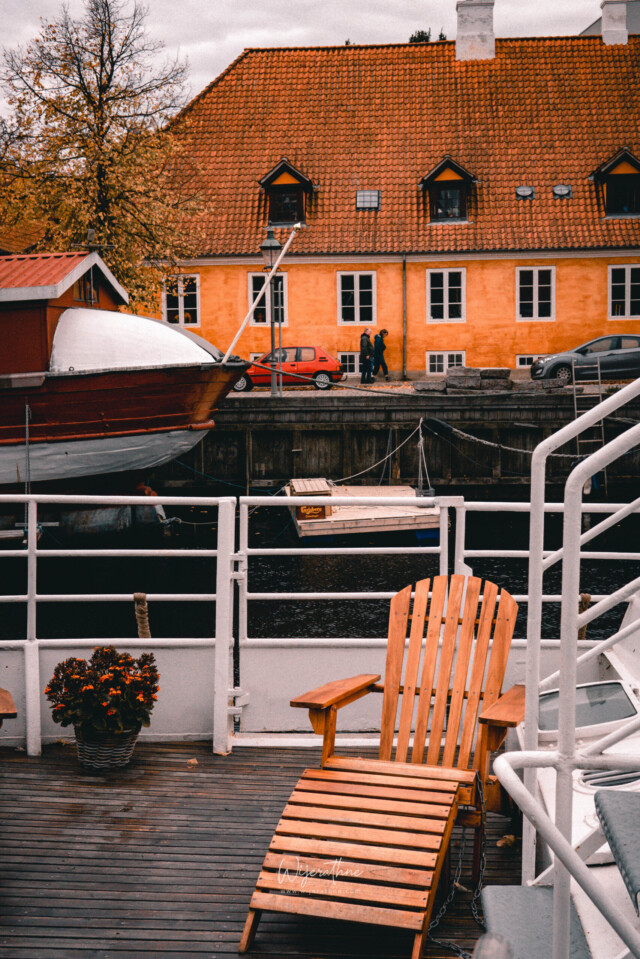 copenhagen-canal-boat-ship-in-authmn-fall-travel-photography-by-champika-m-scaled