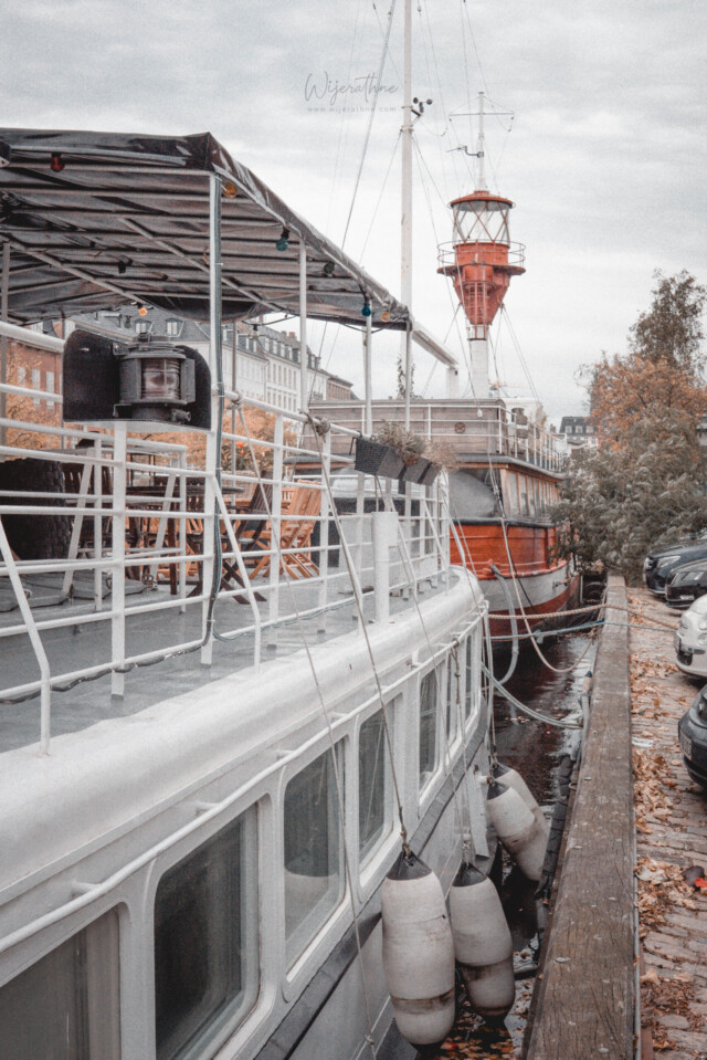 copenhagen-canal-boat-ship-in-authmn-fall-travel-photography-by-champika-m-wijerathne-scaled